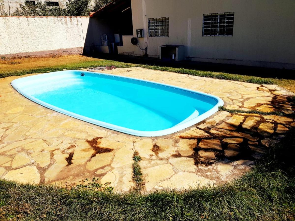 Otima Casa Caldas Novas 2 Km Do Centro Para Ate 14 Pesssoas Com Piscina Aquecida, Churrrasqueira, Wifi Exterior photo